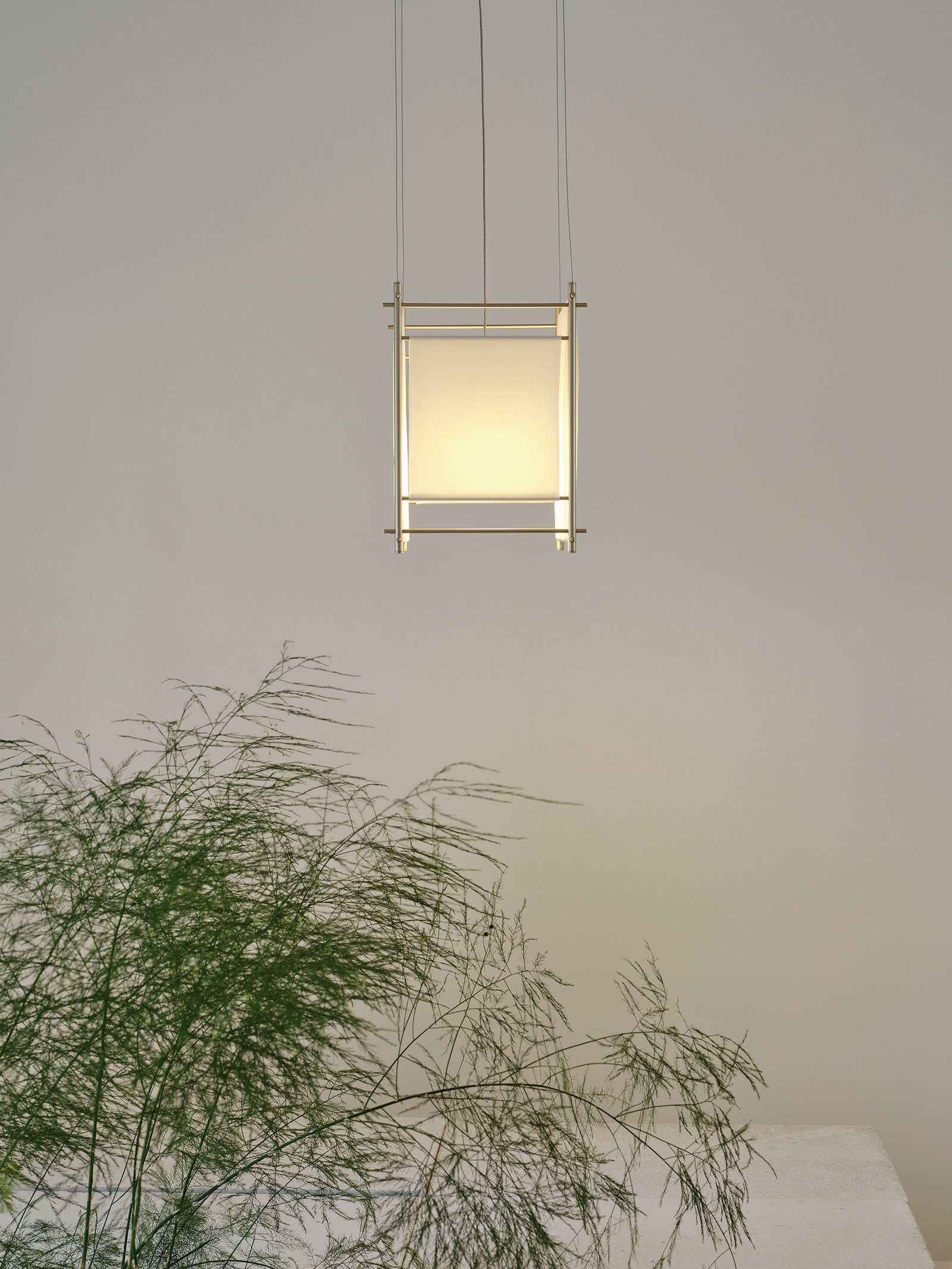Luminária pendente para iluminação difusa. Estruturas ultrafinas de aluminio que sustenta tecidos translúcidos.