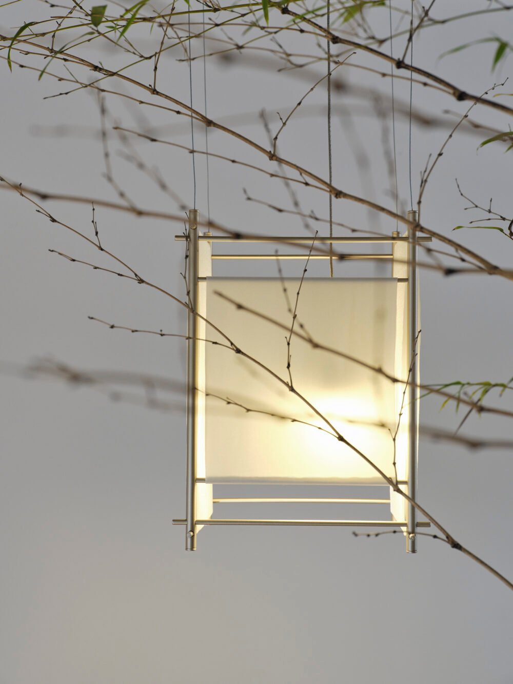 Luminária pendente para iluminação difusa. Estruturas ultrafinas de aluminio que sustenta tecidos translúcidos.
