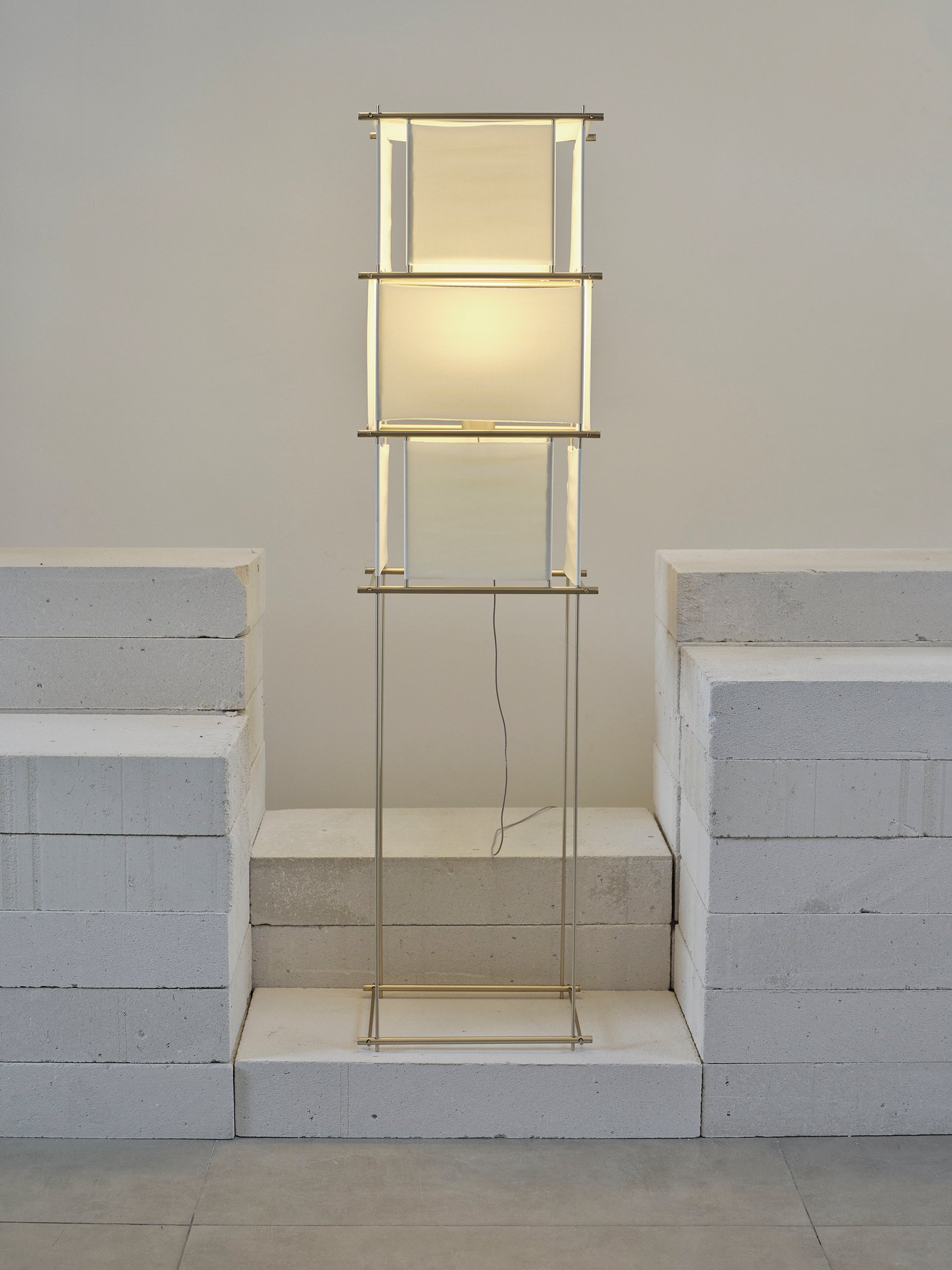 Luminária de piso para iluminação difusa. Estruturas ultrafinas de aluminio que sustenta tecidos translúcidos.