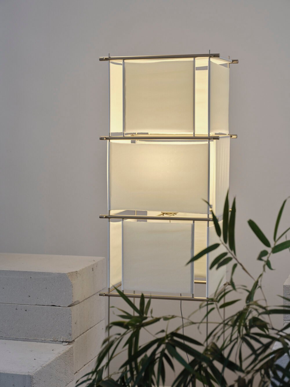 Luminária de piso para iluminação difusa. Estruturas ultrafinas de aluminio que sustenta tecidos translúcidos.